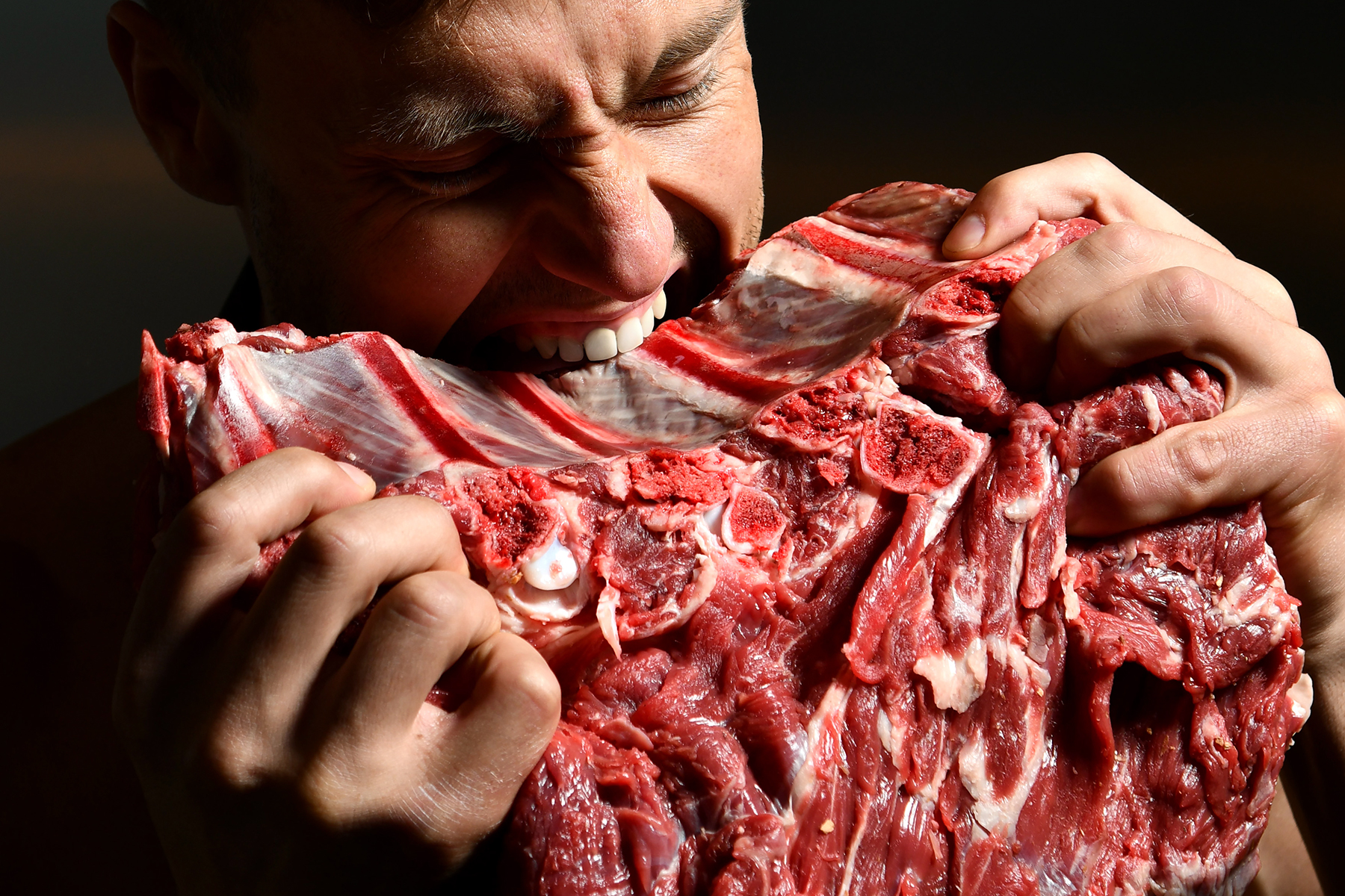 eating-raw-meat-trend.jpg