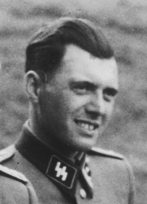 Josef_Mengele%2C_Auschwitz._Album_H%C3%B6cker_%28cropped%29.jpg