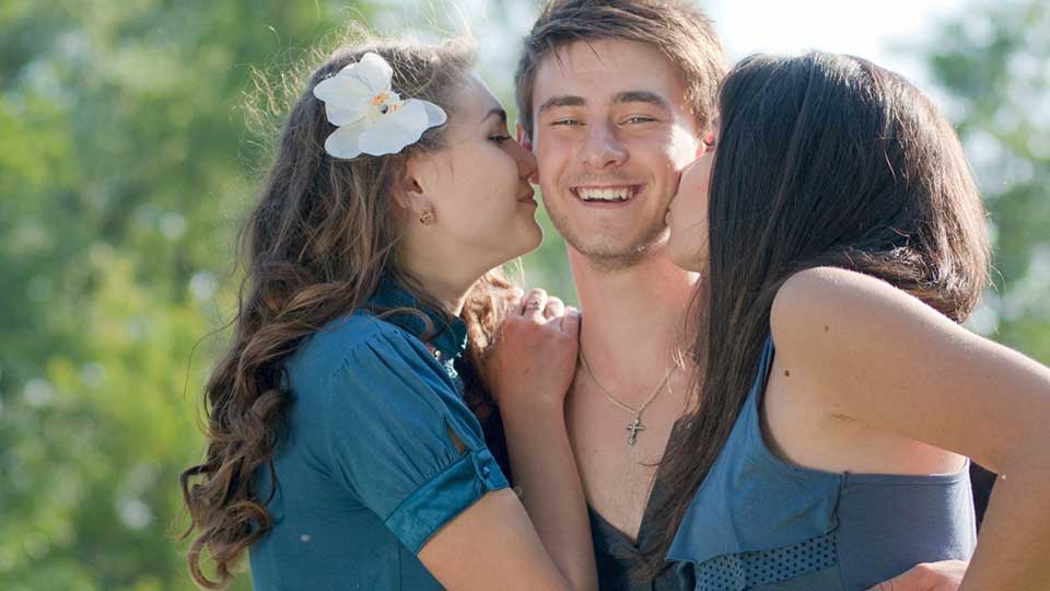 2girls1guy960.jpg