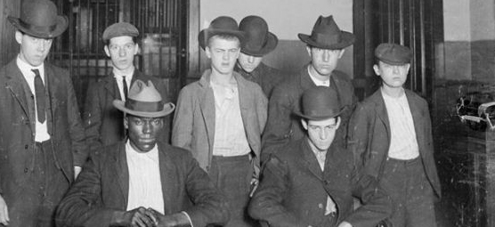556x255_Chicago_Mob_Chicago_Street_Gangs.jpg