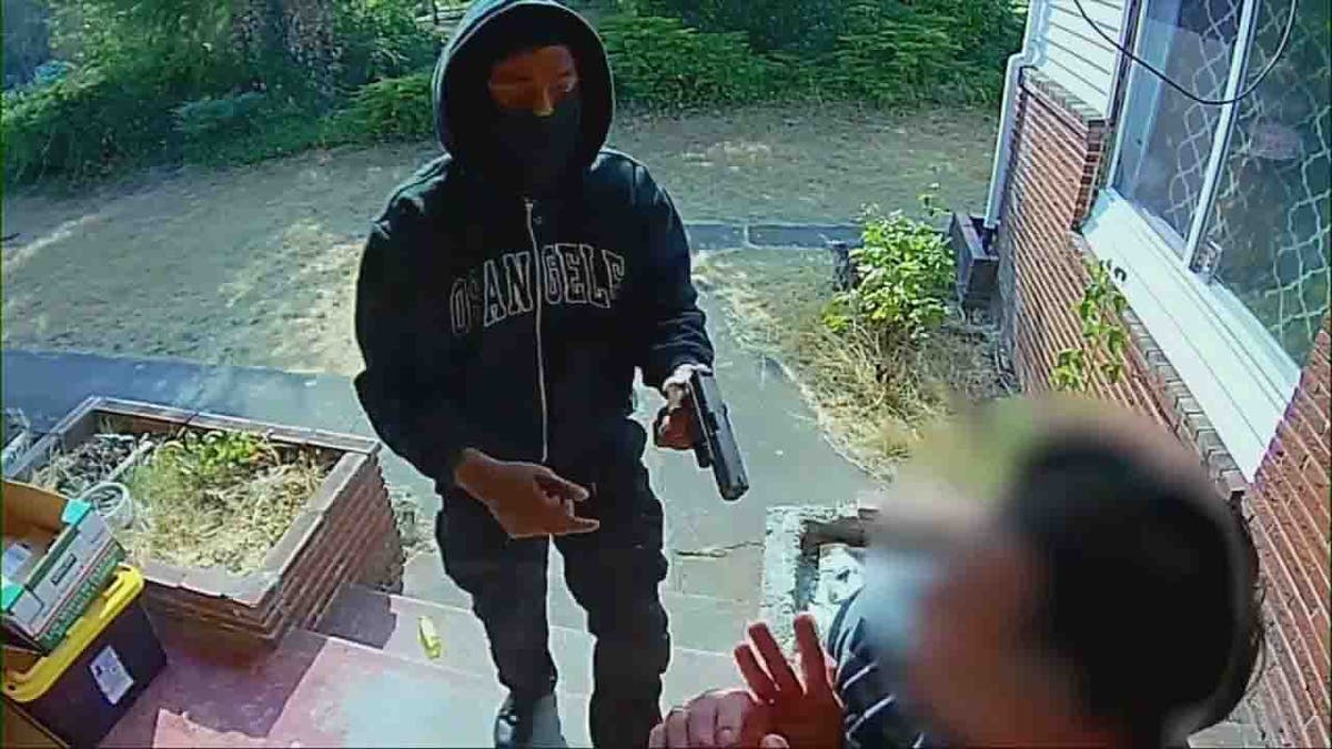 Masked suspects in Seattle tase, rob man at gunpoint outside home, video  shows | Fox News