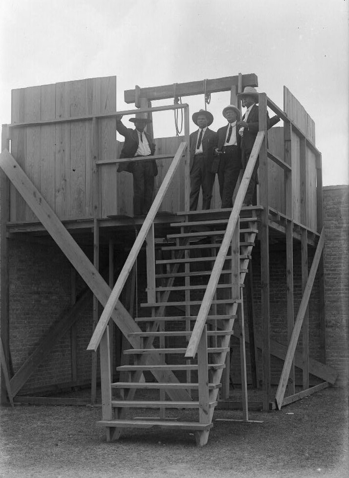 Gallows_in_Texas%2C_1916.jpg