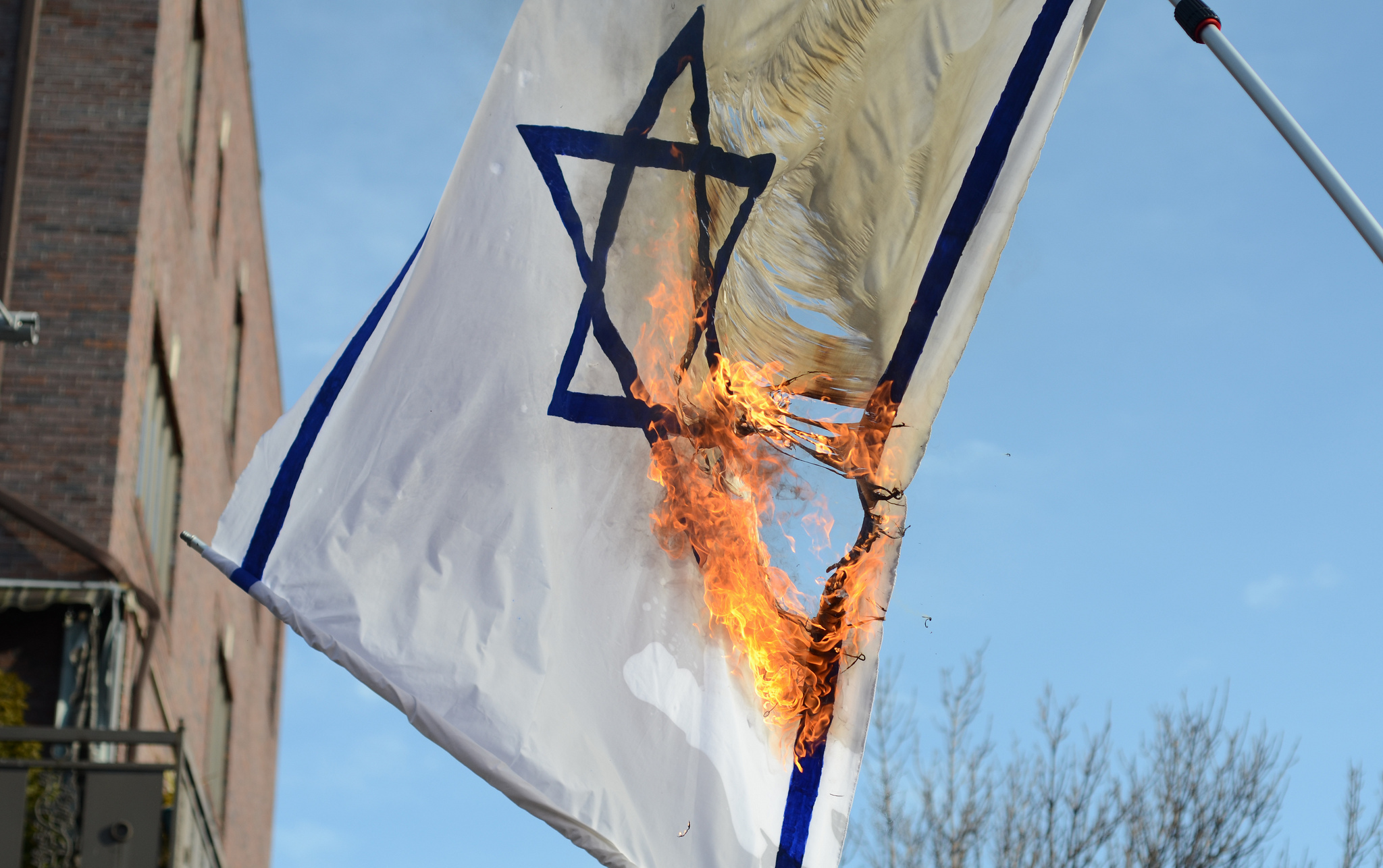 Israeli_flag_burned_by_Neturei_Karta.jpg