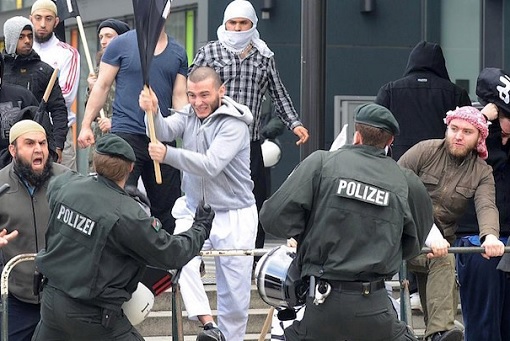 German-Muslim-Gangster-Fighing-With-Police.jpg