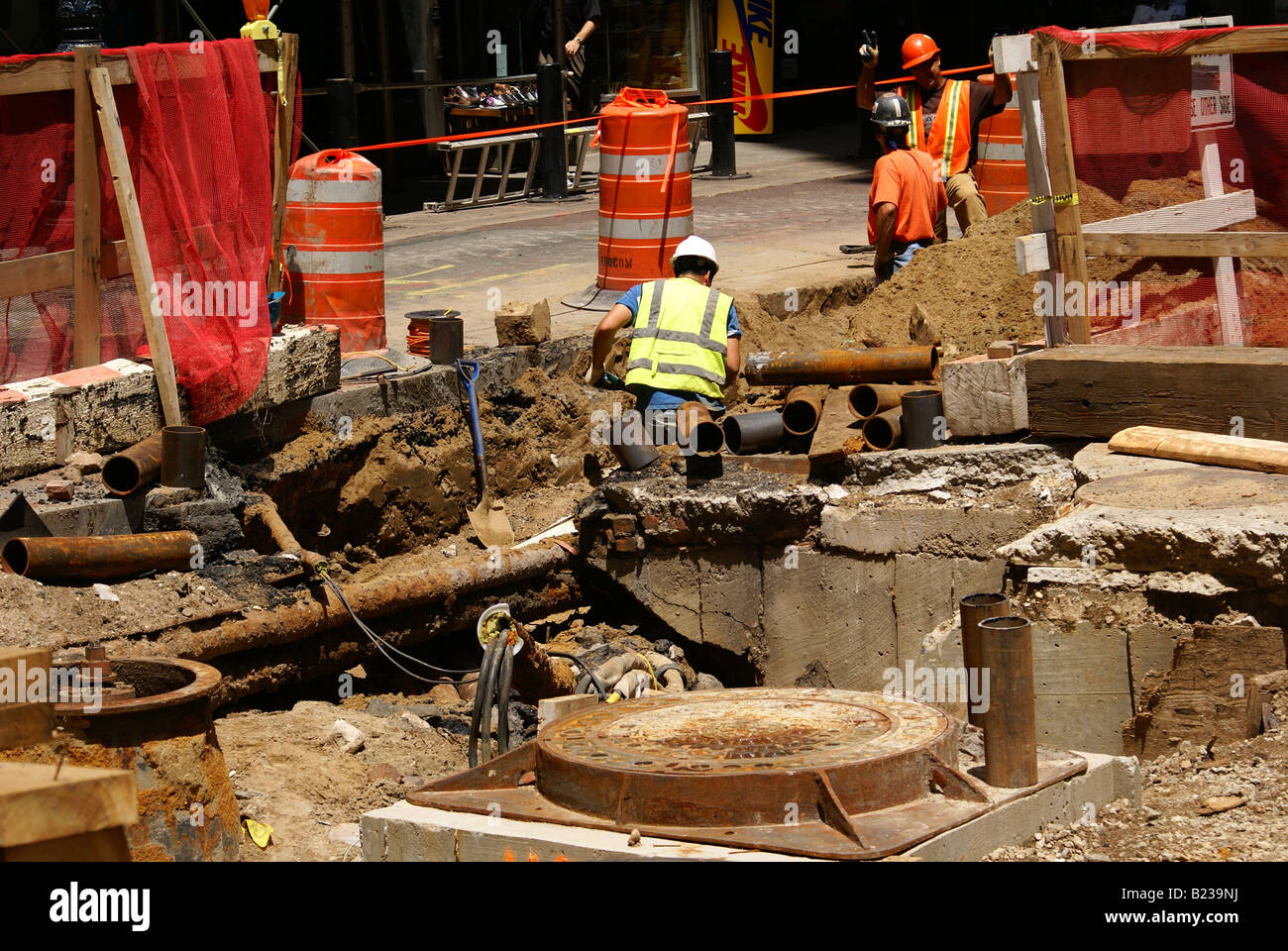 men-working-on-new-york-city-street-B239NJ.jpg