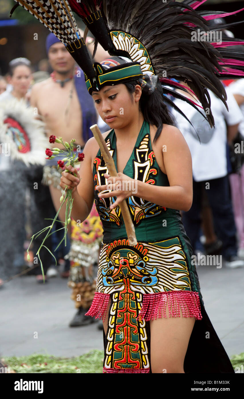 joven-mexicana-bailando-en-un-traje-de-azteca-el-zocalo-la-plaza-de-la-constitucion-en-la-ciudad-de-mexico-mexico-b1m33k.jpg