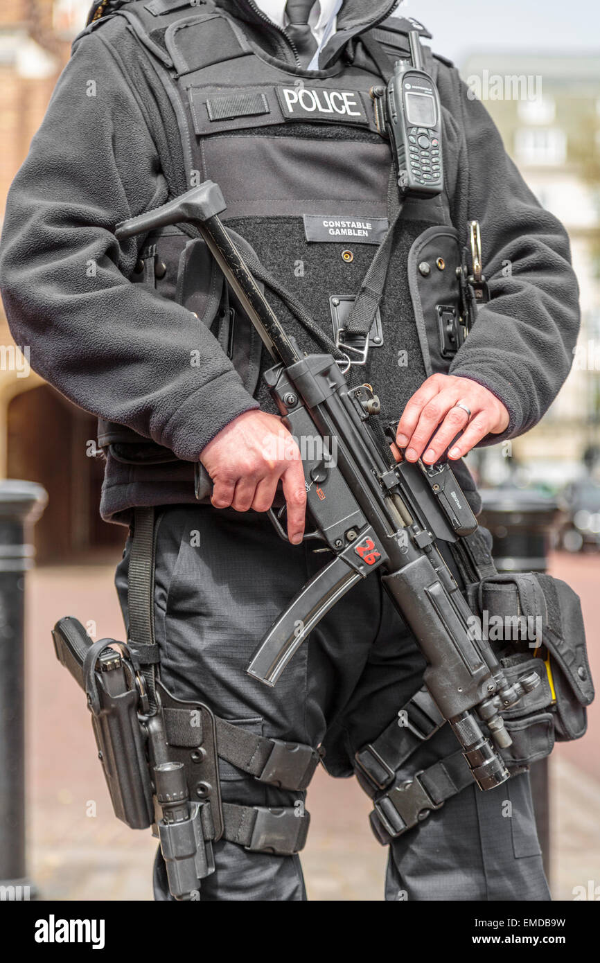 an-authorised-firearms-officer-or-afo-of-the-british-police-holding-EMDB9W.jpg