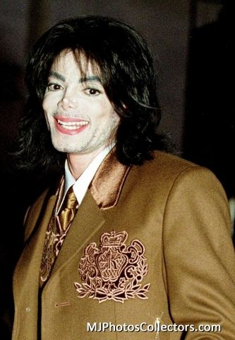 brownsuit1 - 2000 Carousel Of Hope - Gallery - MJ Photos Collectors |  Photos of michael jackson, Michael jackson smile, Michael jackson pics