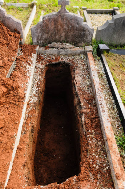 open-grave-freshly-dug-and-awaiting-burial-picture-id1162601732