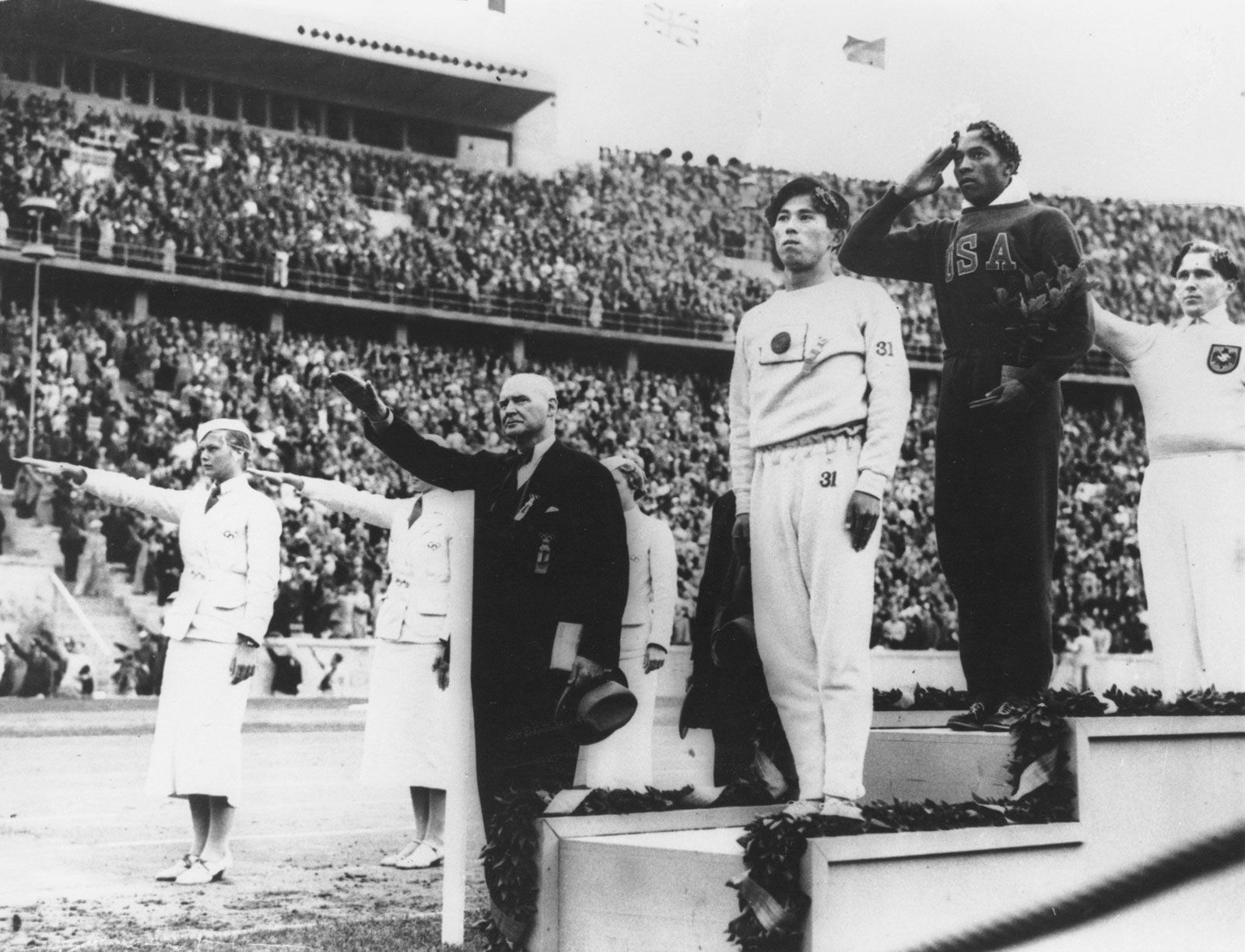 Jesse-Owens-podium-winners-gold-medal-1936-1936.jpg