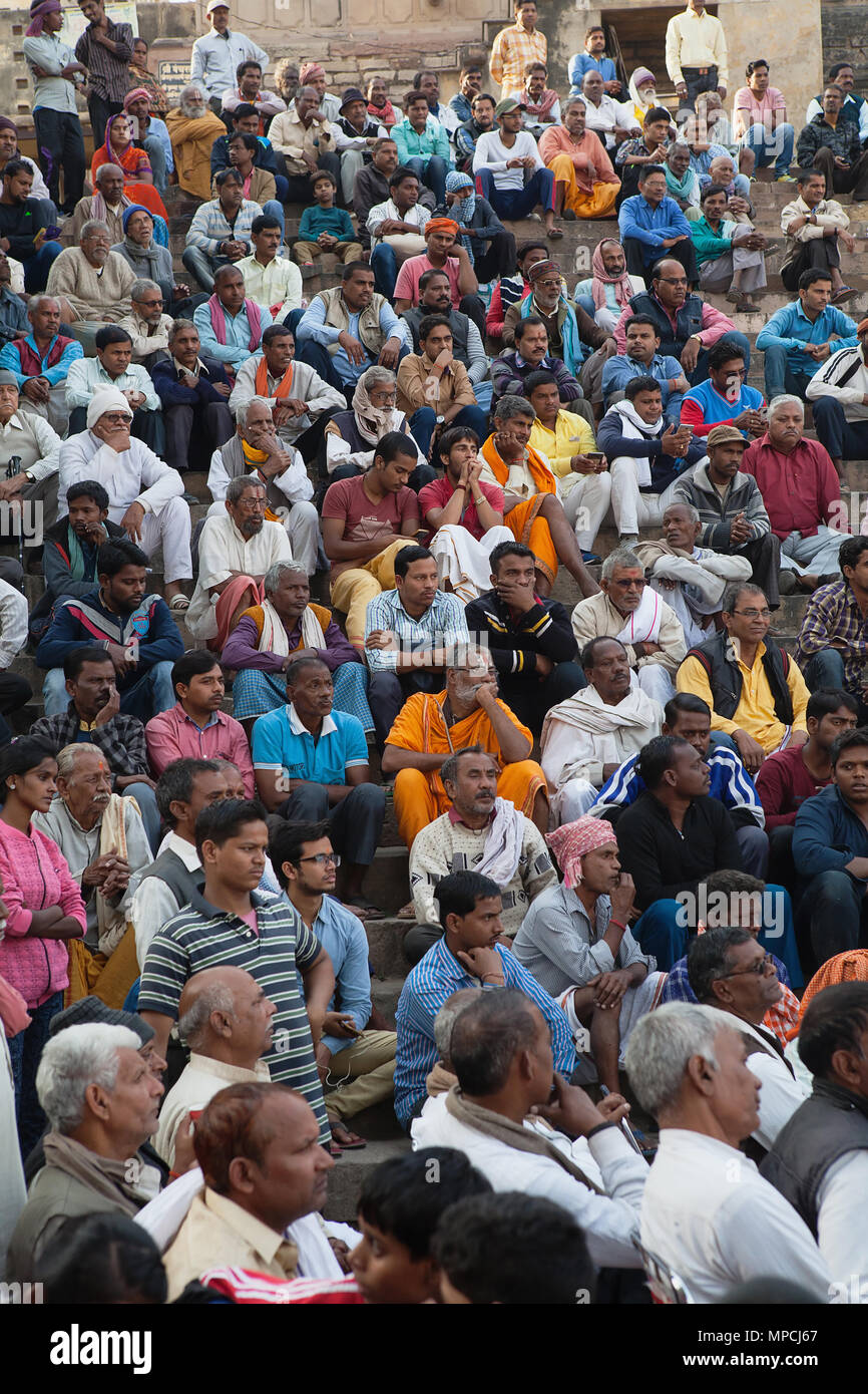 india-uttar-pradesh-varanasi-a-crowd-of-pilgrims-at-assi-ghat-MPCJ67.jpg