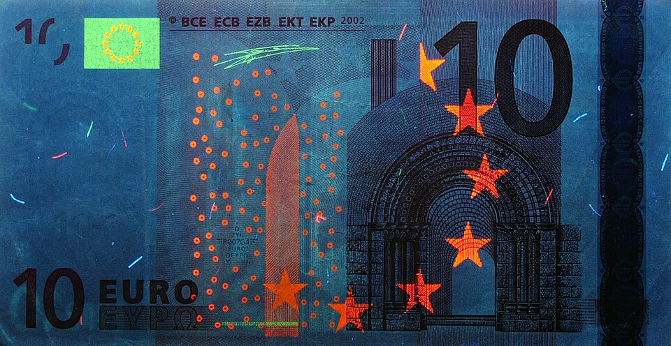960px-010euro-uv.JPG