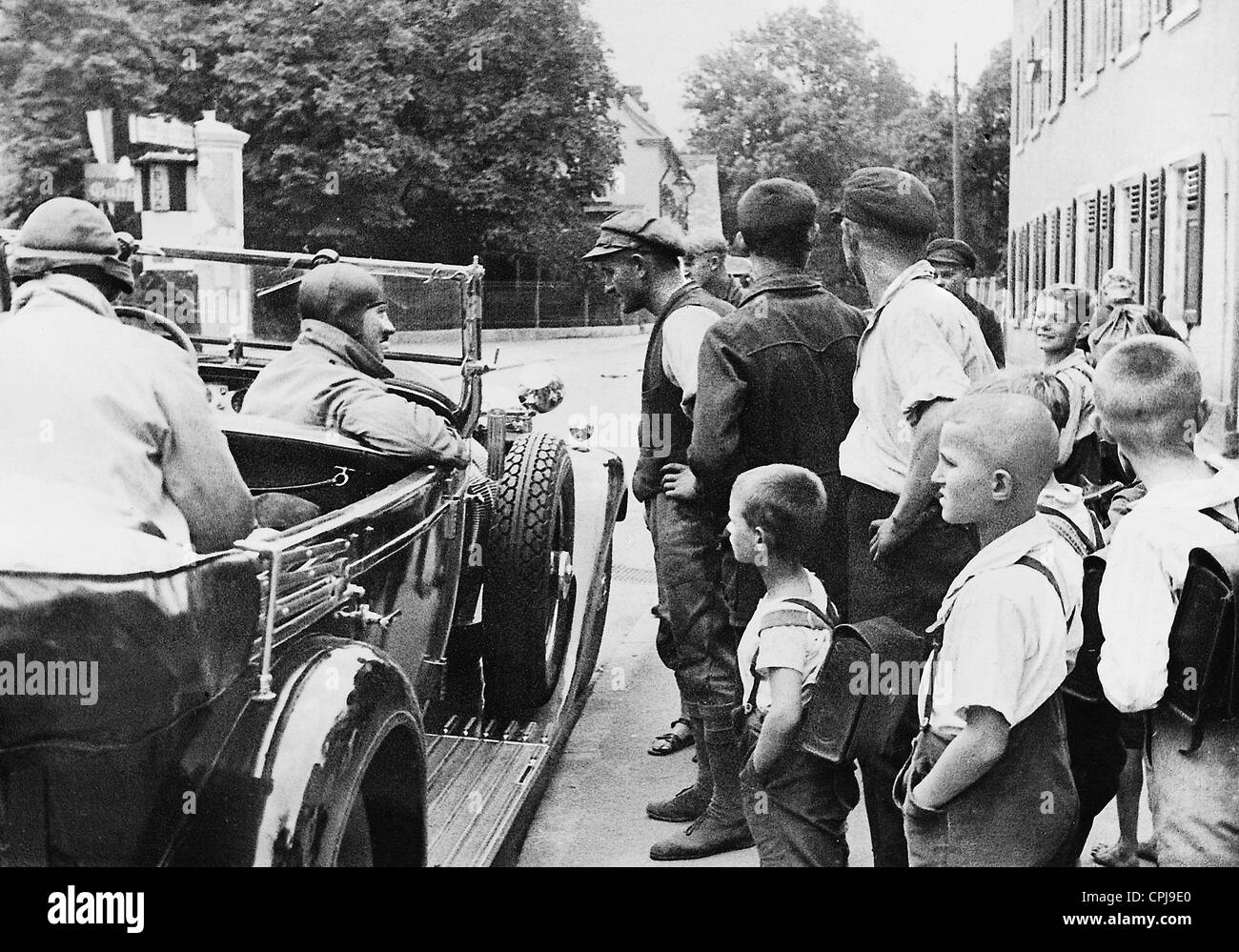 adolf-hitler-in-transit-in-the-car-1934-CPJ9E0.jpg