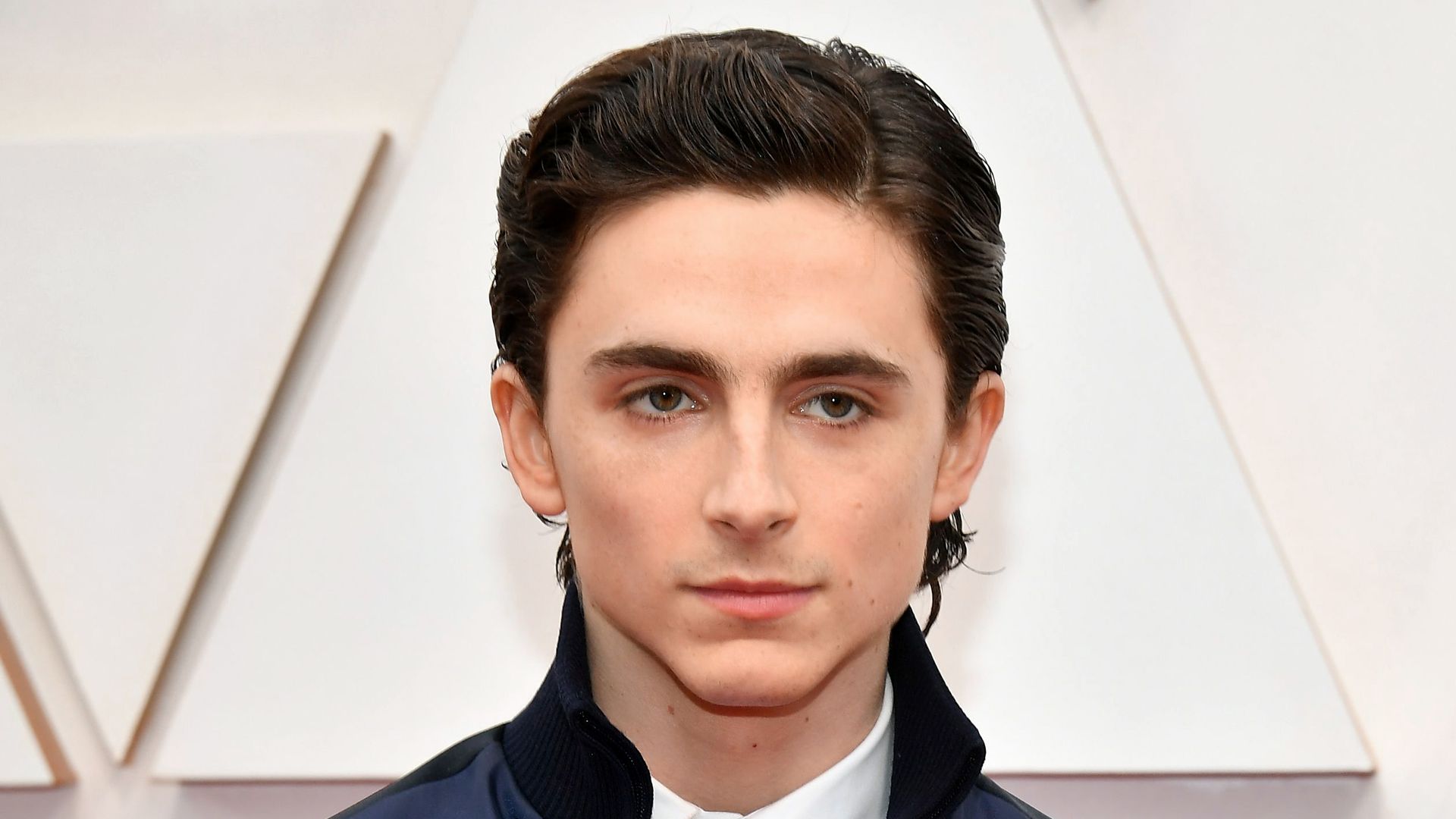 timothee-chalamet-schaut-neutral.jpg