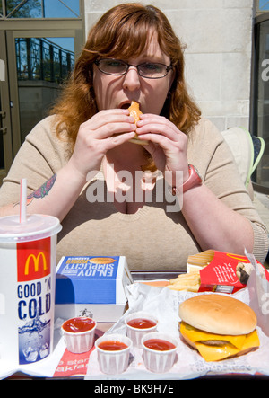 ubergewichtige-frau-mcdonalds-fastfood-essen-bk9h7e.jpg