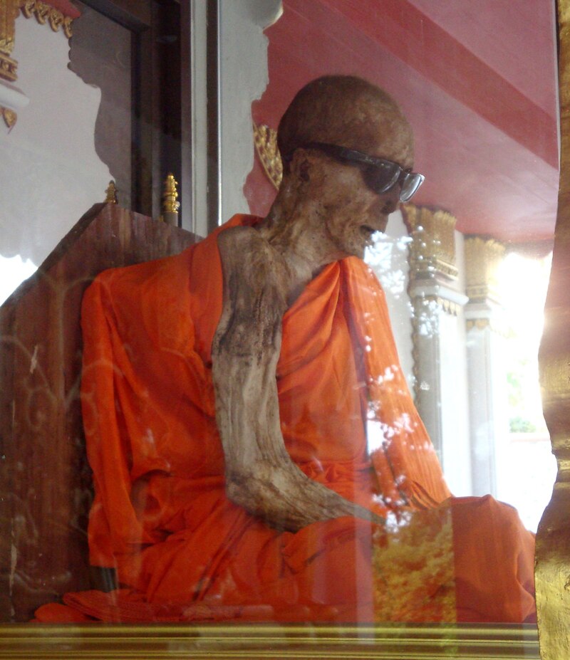 https://upload.wikimedia.org/wikipedia/commons/thumb/0/08/The_Mummified_Monk.jpg/800px-The_Mummified_Monk.jpg