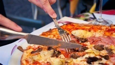 Are you supposed to eat pizza with a fork in Italy? - Quora