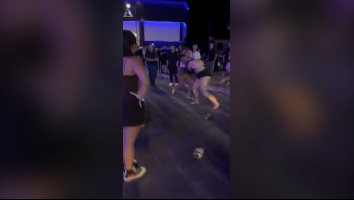 two-women-street-fight-man-916247975.png