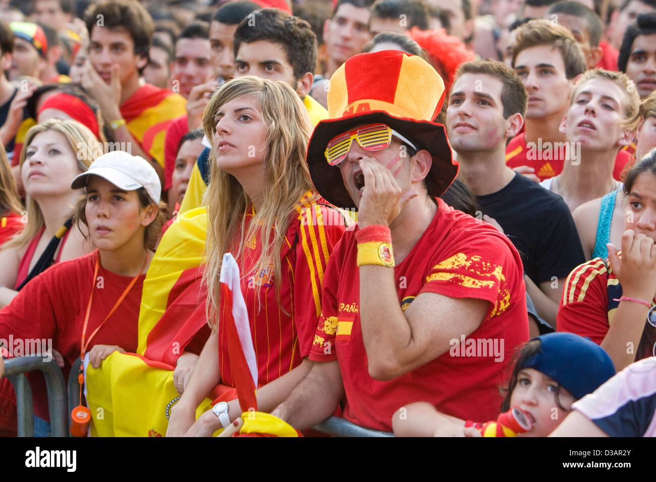 barcelona-spain-football-fans-watching-the-final-match-of-the-world-D3AR2Y.jpg