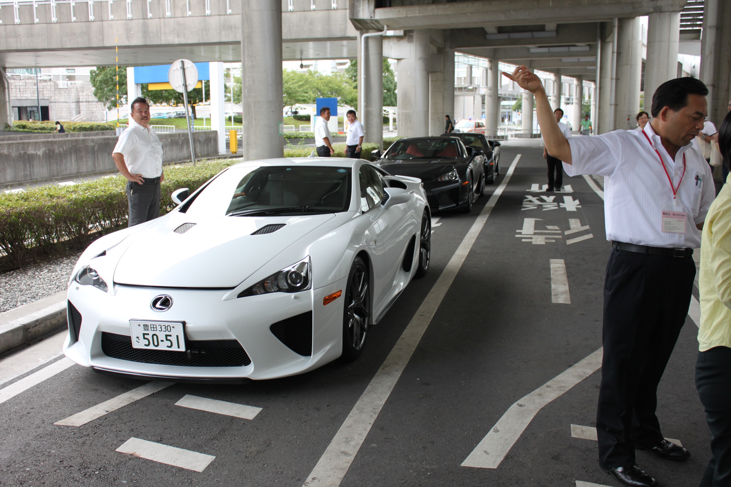Lexus-LFA-Black-And-White-Group-Shot.jpg