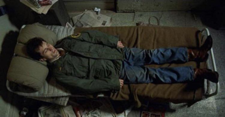 In Taxi Driver (1976) Travis Bickle is an insomniac, this could be due to  the fact that he tries to sleep while fully dressed : r/shittymoviedetails