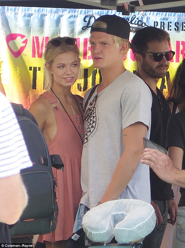 33CE596000000578-3572370-Young_love_Cody_Simpson_was_recently_seen_out_in_Malibu_with_his-a-129_1462330873170.jpg