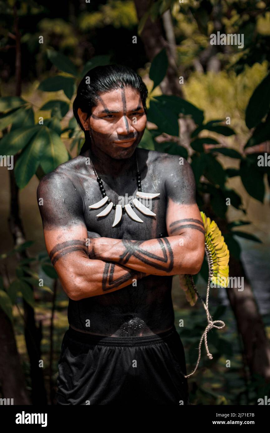 indigenous-young-man-from-an-amazon-tribe-in-brazil-taking-part-in-the-indigenous-games-jogos-indgenas-xingu-river-2009-2J71E7B.jpg