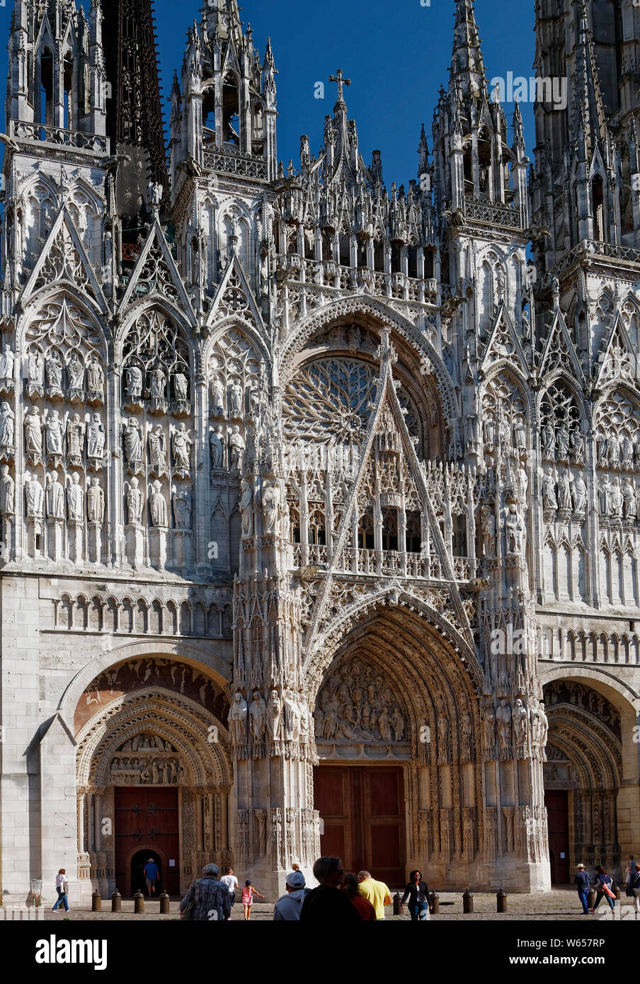 notre-dame-cathedral-ornate-west-facade-12-16-century-gothic-gables-statues-turrets-rose-window-flamboyant-stonework-tree-of-jesse-main-porta-W657RP.jpg