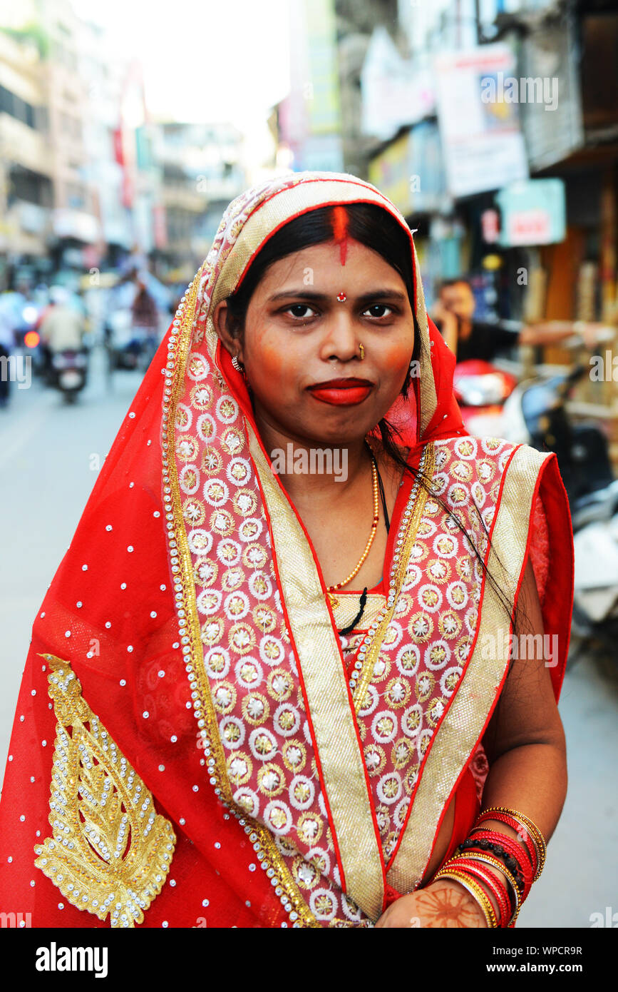 portrait-of-an-indian-woman-wearing-a-colorful-traditional-sari-WPCR9R.jpg
