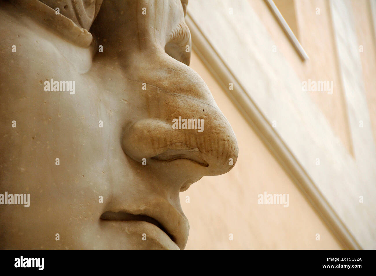 ramsnase-marmorstatue-bleibt-riesige-statue-des-roman-emperor-constantine-in-den-kapitolinischen-museen-rom-italien-f5g82a.jpg