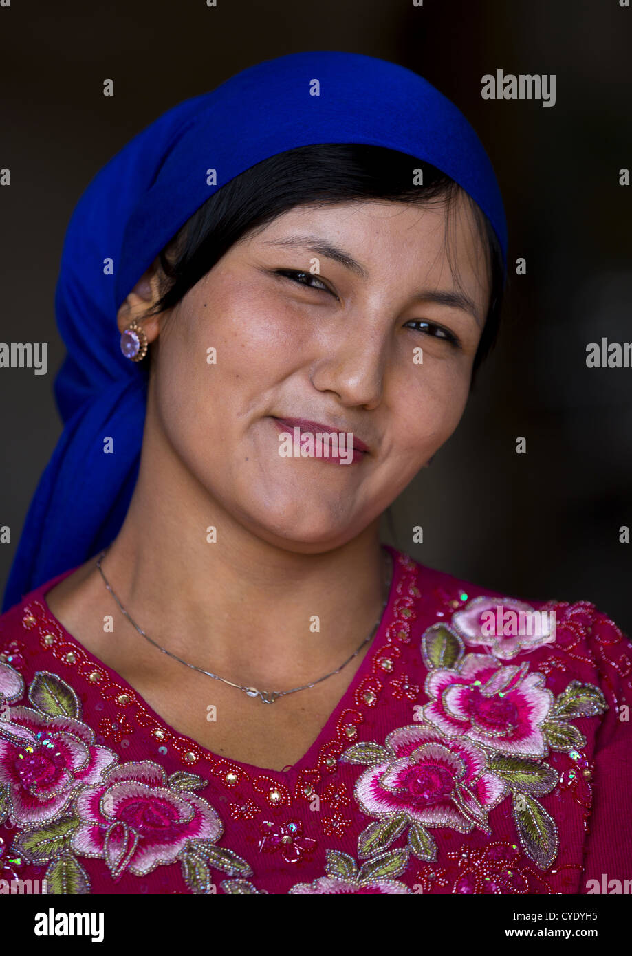 jeune-femme-ouigoure-serik-buya-yarkand-marche-la-region-autonome-ouighoure-du-xinjiang-chine-cydyh5.jpg