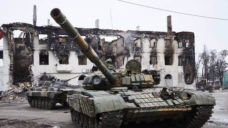 Separatist fighters seize Ukrainian armoured vehicles on February 7, 2015 in Uglegorsk, Ukraine. © Pierre Crom/Getty Images
