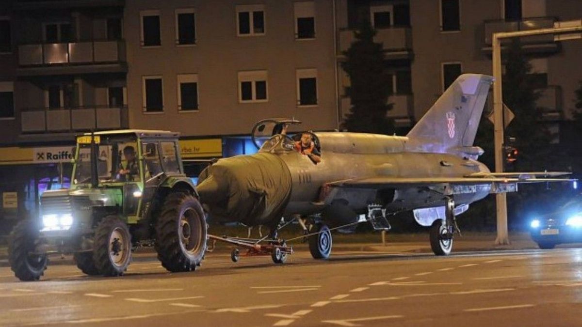 Is This Tractor Towing a Russian Jet Captured in Ukraine? | Snopes.com