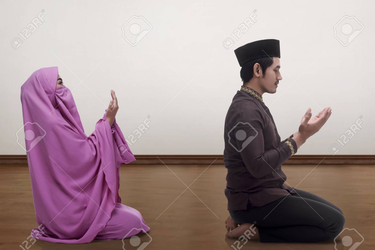 77393865-asian-muslim-man-and-woman-praying-together-inside-the-room.jpg
