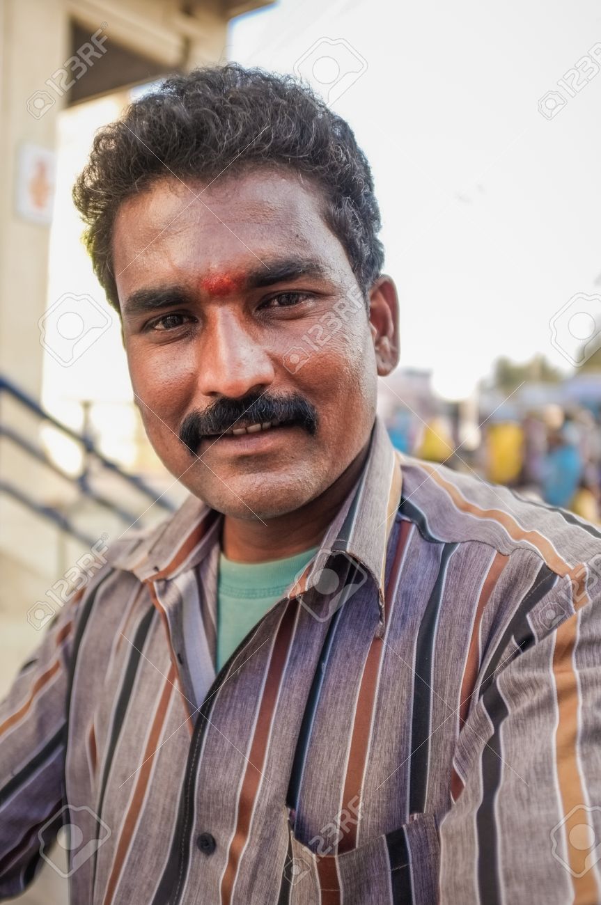 39215724-KAMALAPURAM-INDIA-02-FABRUARY-2015-Indian-man-on-a-marketplace-close-to-Hampi-Stock-Photo.jpg