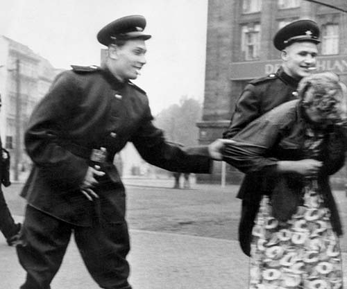 Soviet soldiers openly sexually harass a German woman in Leipzig, 1945 -  Rare Historical Photos