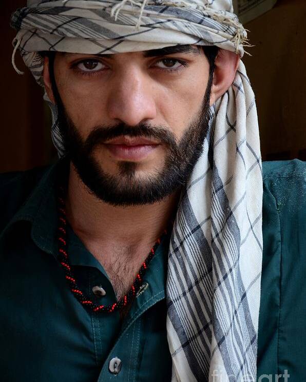 pakistani-pashtun-man-models-with-headscarf-and-necklace-peshawar-pakistan-imran-ahmed.jpg