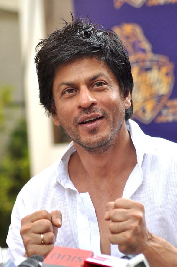 Shahrukh_interacts_with_media_after_KKR%27s_maiden_IPL_title.jpg