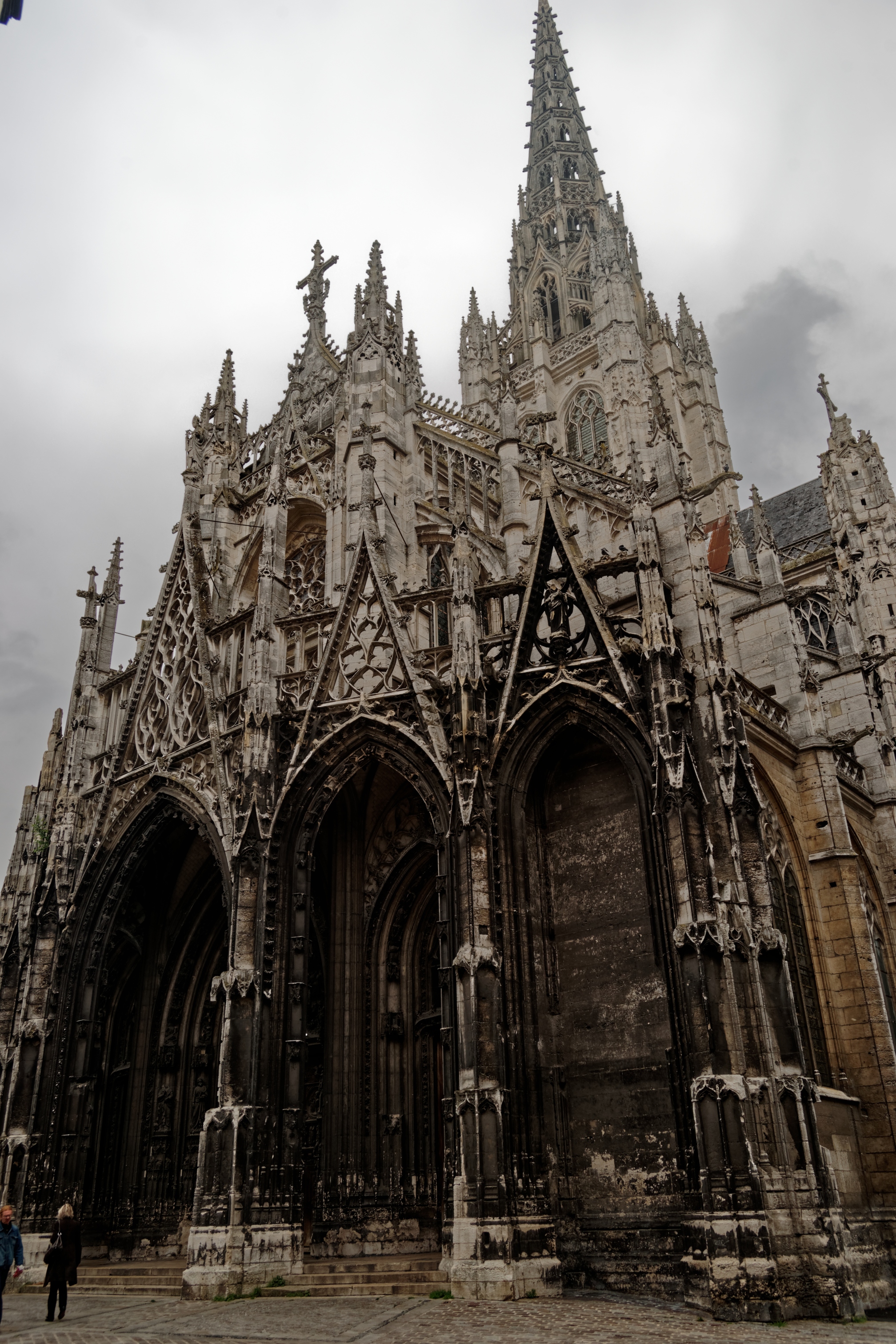 Rouen_-_Rue_Malpalu_-_View_ENE_on_the_Flamboyant_Gothic_Front_of_Église_Saint-Maclou.jpg
