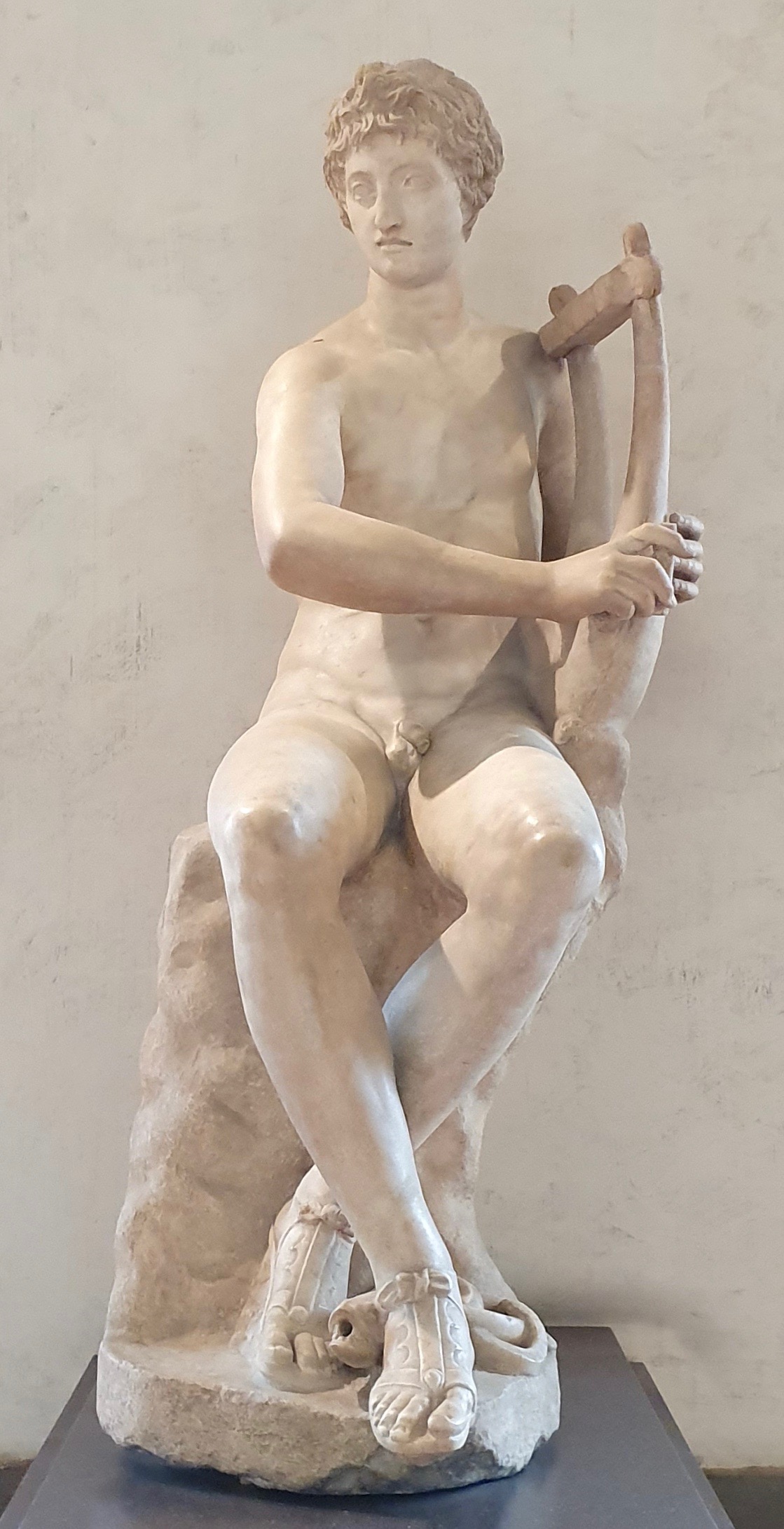 Statue_of_Apollo_seated-Uffizi.jpg