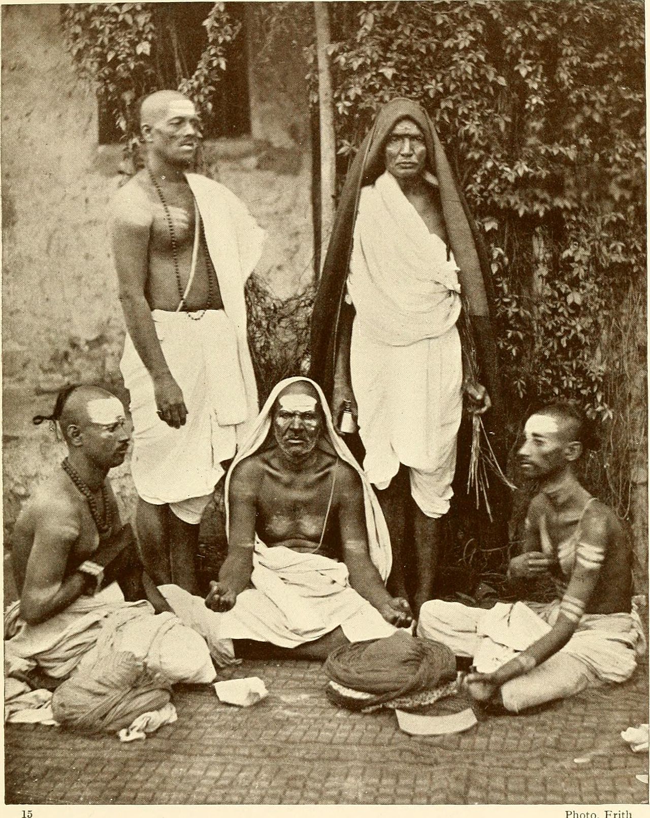 1280px-Group_of_Brahmins_1913.jpg