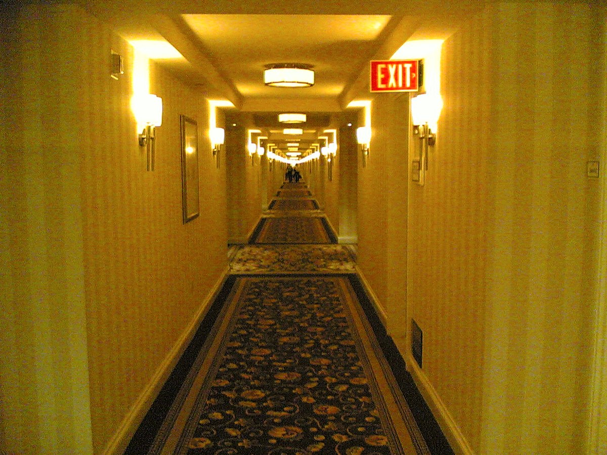 1200px-Long_hallway_at_Bellagio.jpg