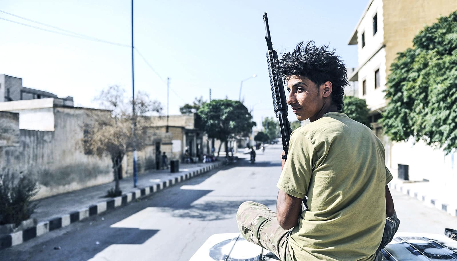 young-syrian-man-with-rifle_1600.jpg