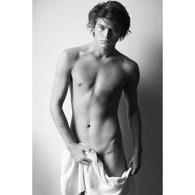 Jordan-Barrett-2016-Mario-Testino-Towel-Series-Nude-Picture.jpg